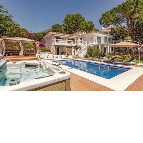 Beautiful home in Benalmadena Costa w/ WiFi, Outdoor swimming pool and 4 Bedrooms