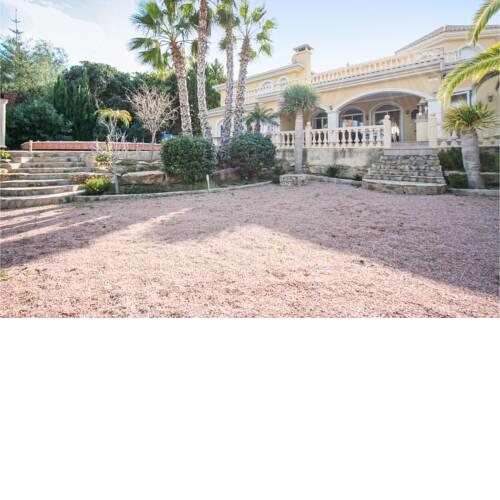 Beautiful home in El Campello w/ Outdoor swimming pool, WiFi and 4 Bedrooms