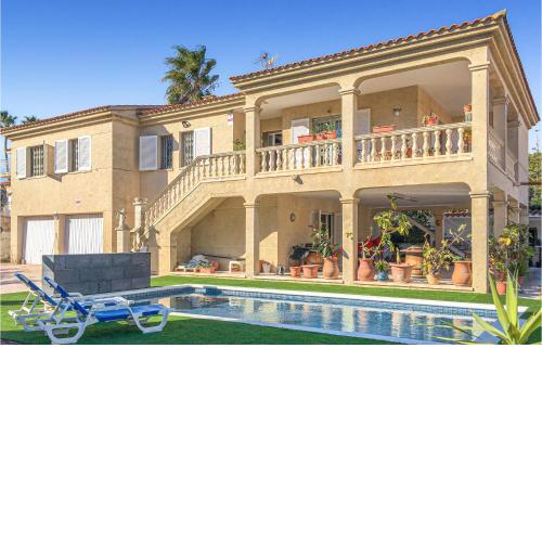 Beautiful home in Francàs with WiFi, Outdoor swimming pool and 5 Bedrooms