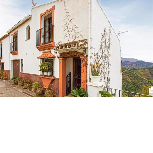 Beautiful home in Genaguacil with WiFi and 4 Bedrooms