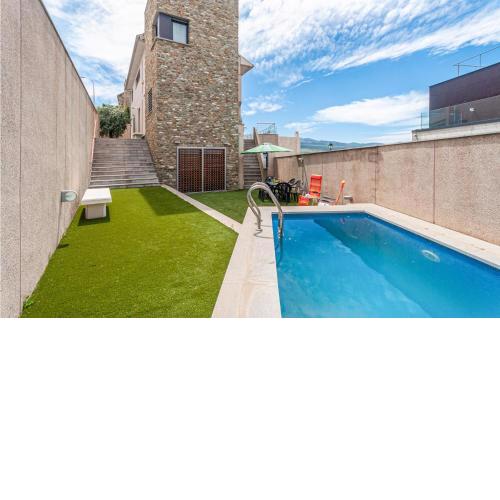 Beautiful home in Granada with Outdoor swimming pool, WiFi and 5 Bedrooms
