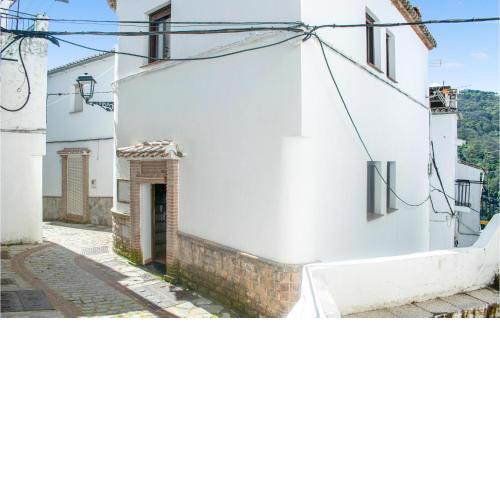 Beautiful home in Jubrique with WiFi and 4 Bedrooms