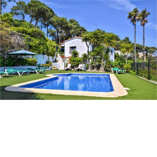 Beautiful home in Lloret del Mar with Outdoor swimming pool, WiFi and 5 Bedrooms