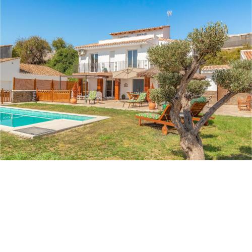 Beautiful home in Mezquitilla with Outdoor swimming pool, WiFi and 3 Bedrooms