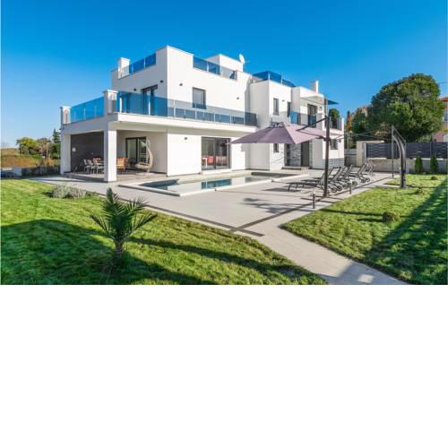 Beautiful home in Porec w/ Outdoor swimming pool, Jacuzzi and 6 Bedrooms