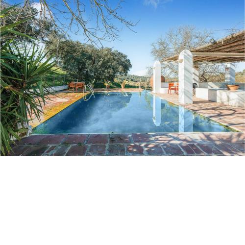 Beautiful home in Valverde de Leganés with Internet, Outdoor swimming pool and 7 Bedrooms