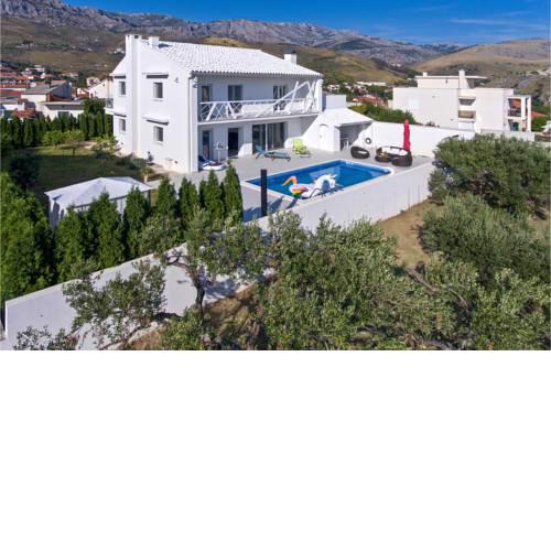 Beautiful home in Zrnovnica w/ Outdoor swimming pool, Sauna and 3 Bedrooms