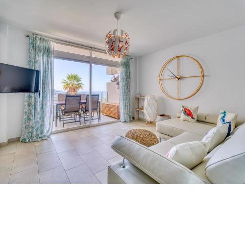 Beautiful Ocean Views - 100m from Beach - Balcony & Pool