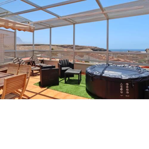 Beautiful Penthouse with pool and sea views