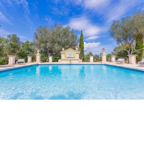 Beautiful rustic house with a lot of charm and privacy, with pool, near Llubi