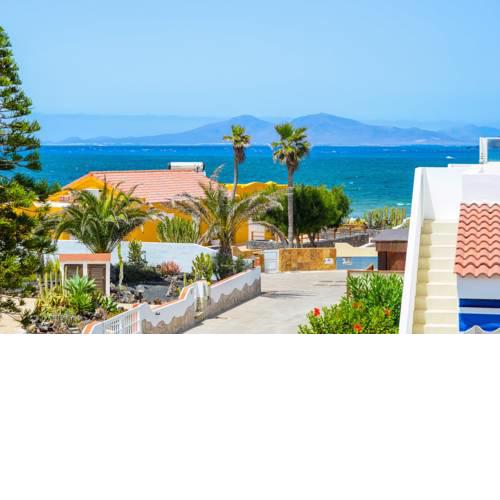 Beautiful Seafront "Villa Paradise" with BBQ, Garden, Terrace & Free Wifi by Holidays Home