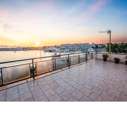 Beautiful seaview apartment with a balcony near the beach - Kneza Trpimira I