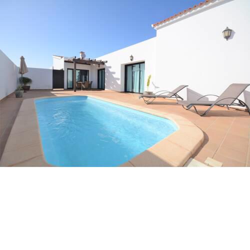 Beautiful spacious villa with private heated pool Lajares