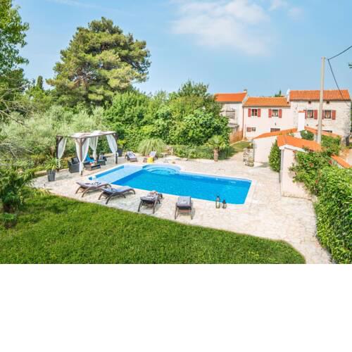 Beautiful villa for 10 persons in a quiet area with private pool, beach at 10 km