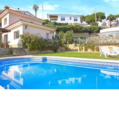 Beautiful Villa in Canyelles with Private Swimming Pool