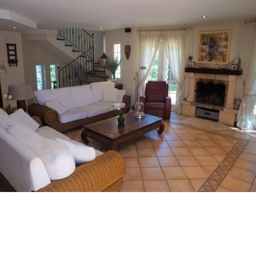 Beautiful Villa in L'Alfas del Pi with Jacuzzi