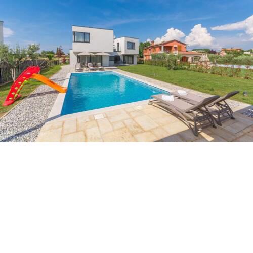 Beautiful Villa Petra with a heated pool and a jacuzzi