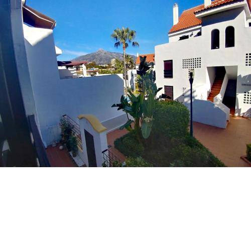 Beautifully decorated, modern, spacious, 2 bedroom duplex, townhouse
