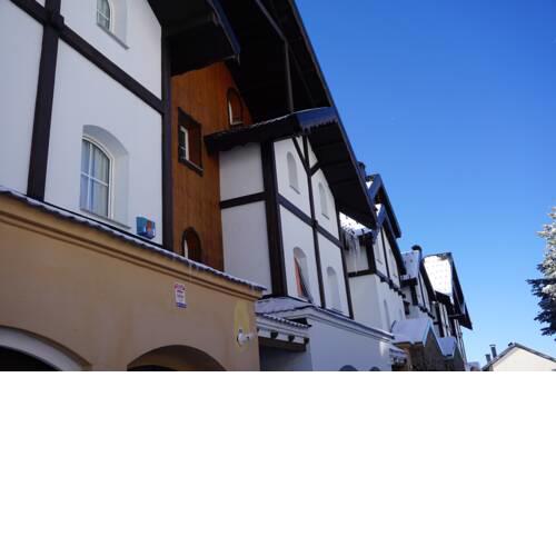 Beautifully Renovated 4 Bedroom Apt + Kid's Room