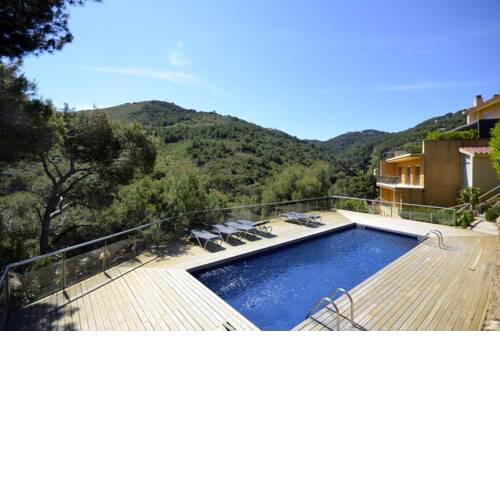 Begur Apartment Sleeps 7 with Pool and Air Con