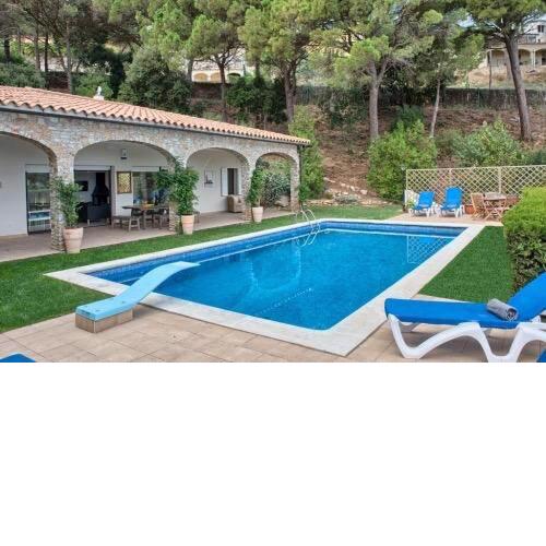 Begur Holiday Home Sleeps 8 with Pool Air Con and WiFi
