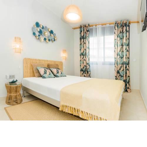 BEIGE & CLASSIC SEA VIEW APARTMENT