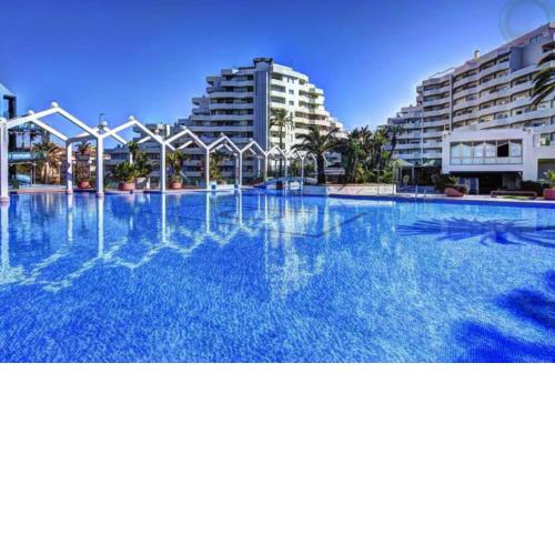 Benal beach suite, estudio con parque acuático y vistas al mar.