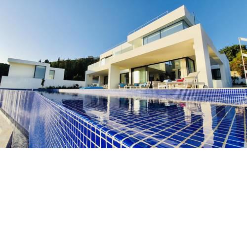 Benalmadena Villa Sleeps 10 with Pool Air Con and WiFi