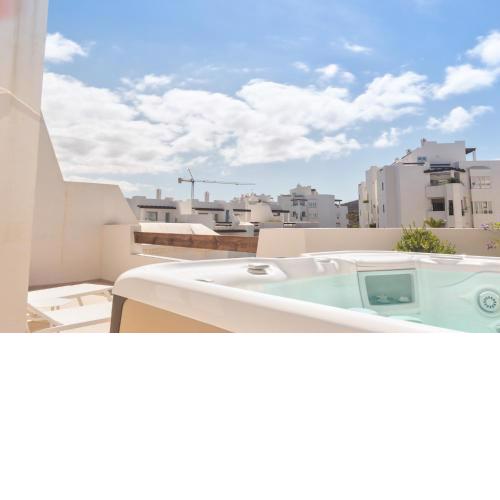 Bentor 3-3 PENTHOUSE POOL VIEW & JACUZZI 2B