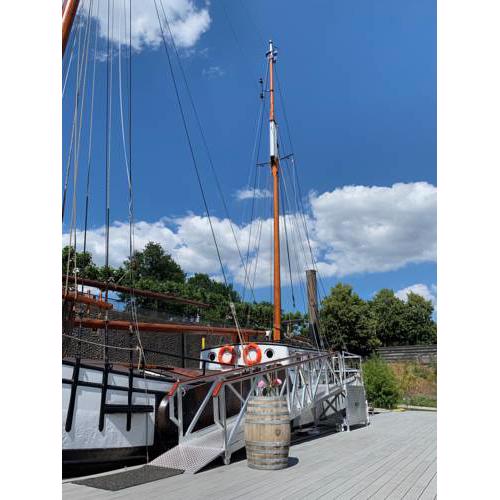 Schiff Voorwaarts im Hafen von Düsseldorf