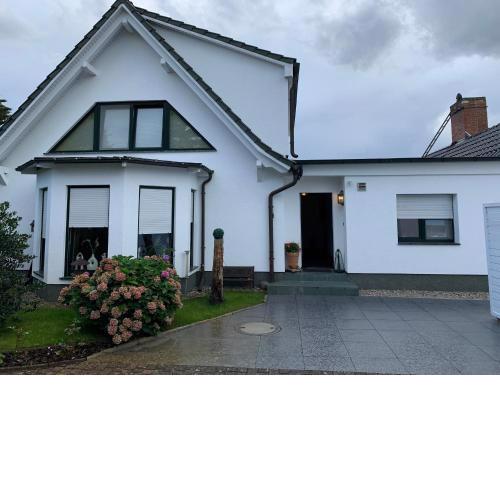 Best-Preis Ferienhaus mit Pool-Sauna-Kamin und Feuerstelle mit Self-Check-In für bis zu 6 Personen im Herzen von Wittenberge