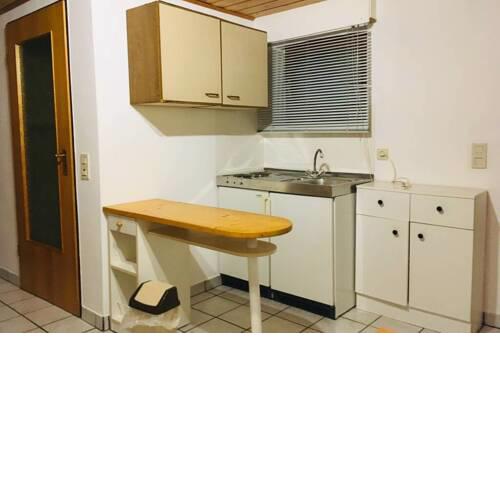 Biete ruhige Zwei-Zimmer Souterrain-Wohnung