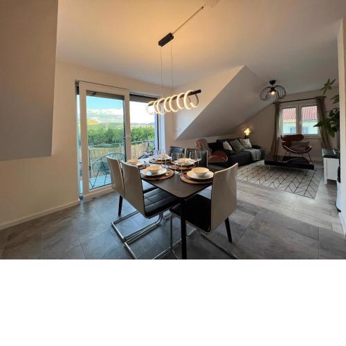 BlackNCozy - Design Appartement mit Boxspringbett und Balkon
