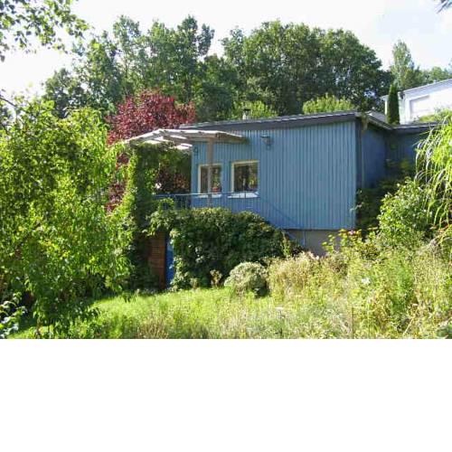 blaues Haus am See