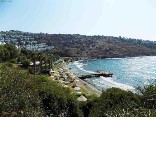 BODRUM’da Siteye özel uzun kum plajlı bahçekatı