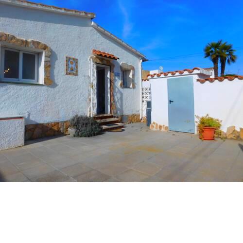 Bonita casa con patio y parking privado en Empuriabrava (A219)