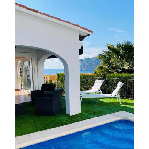Bonita villa con piscina privada y vistas al mar