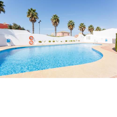 Bonito apartamento en campo de golf con piscina