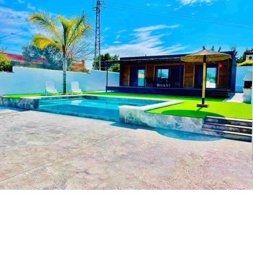 Bonito chalet en Chiclana de la frontera gris