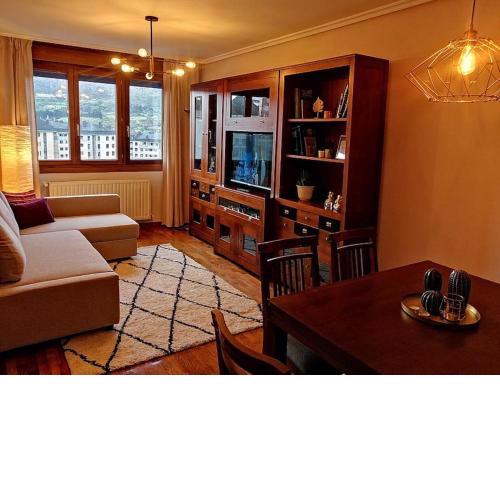 Bonito piso para 6, 2 HAB, 2 BAÑOS, WIFI y GARAJE a 15 min del centro