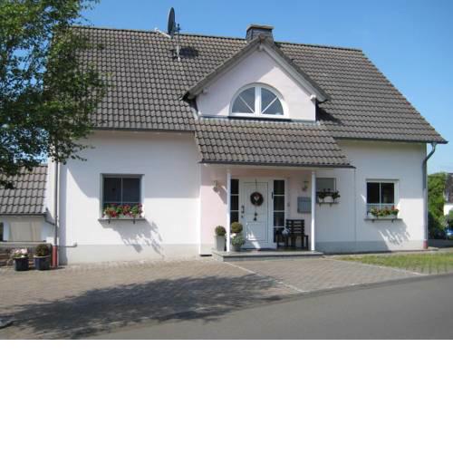 Cozy Apartment in Strotzbusch near Forest