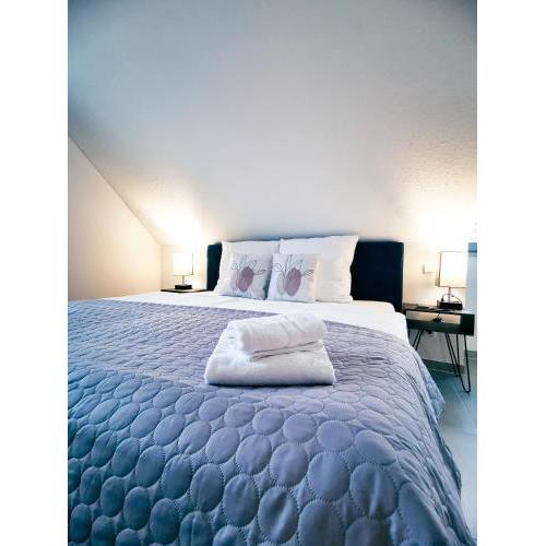 BRAND-NEW cozy stylish 2BR apartment, Kitchen, Netflix, Loungeterrace, Parking