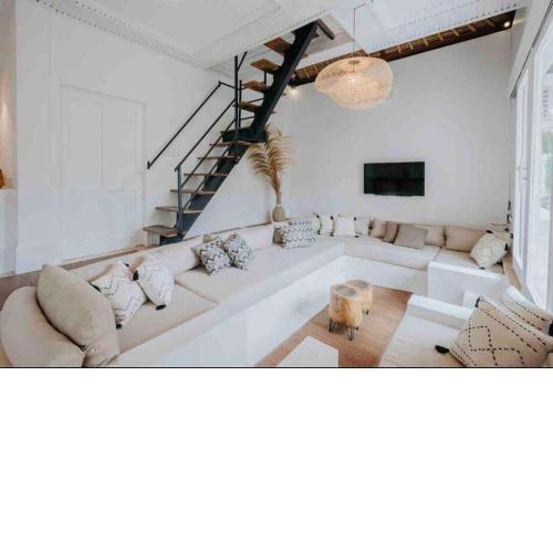 Brand New Luxury Boho Style! WALK to Beach 6 King Beds Canggu