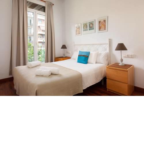 Bright 2 bedrooms flat close to Hospital Clinic