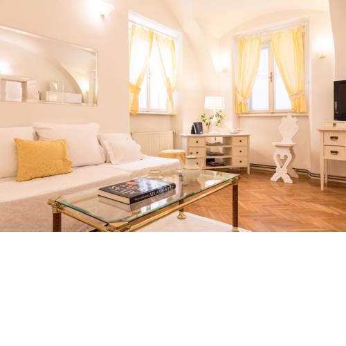 Bright and Charming apt. in the heart of Old Town