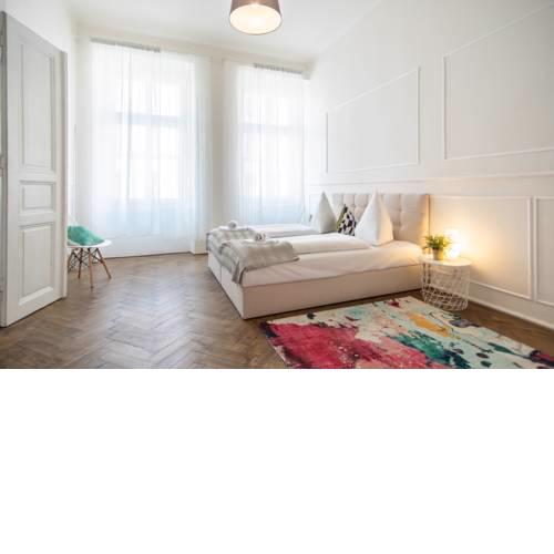 Bright and Spacious Apartment in Popular Prague's Neighbourhood by easyBNB