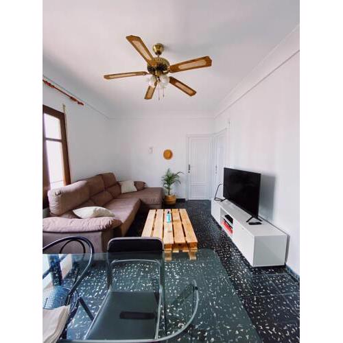 Bright and spacious room near the city center. WIFI + NETFLIX
