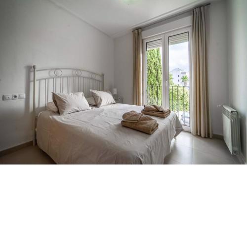 Bright Apartment with Pool Views - BA811