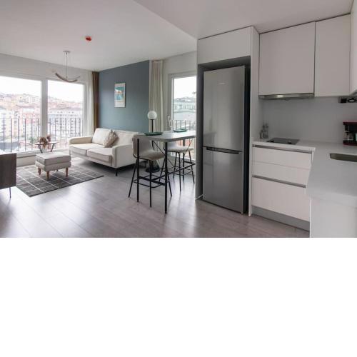 Bright Corner 1BR Apartment w Gym & Free Parking #70