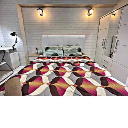 Bright cozy studio 1BR Cityview, SmartTV,FAST Wifi at Greenbay Pluit